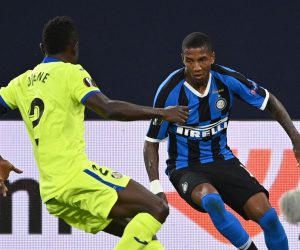 epa08586139 Inter’s Ashley Young (R) in action against Getafe's Dakonam Djene (L) during the UEFA Europa League Round of 16 match between Inter Milan and Getafe at the stadium in Gelsenkirchen, Germany, 05 August 2020.  EPA/Ina Fassbender / POOL