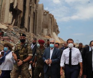 epa08587500 A handout photo made available by the Lebanese government official photographer Dalati and Nohra showing French President Emmanuel Macron (2-R) visiting the devastated site of the explosion at the port of Beirut, Lebanon, 06 August 2020. Macron arrived to Lebanon to show support after a massive explosion on 04 August in which at least 137 people were killed, and more than 5,000 injured in what believed to have been caused by an estimated 2,750 of ammonium nitrate stored in a warehouse.  EPA/DALATI NOHRA HANDOUT  HANDOUT EDITORIAL USE ONLY/NO SALES