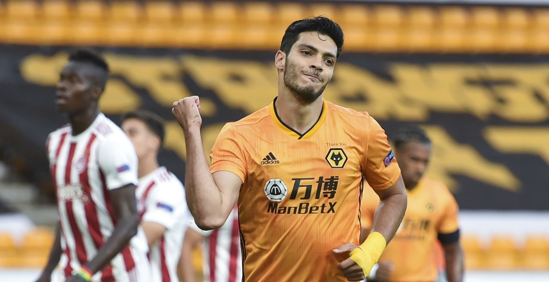 epa08588406 Raul Jimenez (C) of Wolverhampton celebrates after scoring the opening goal during the UEFA Europa League Round of 16 second leg match between Wolverhampton Wanderers and Olympiacos in Wolverhampton, Britain, 06 August 2020.  EPA/PETER POWELL