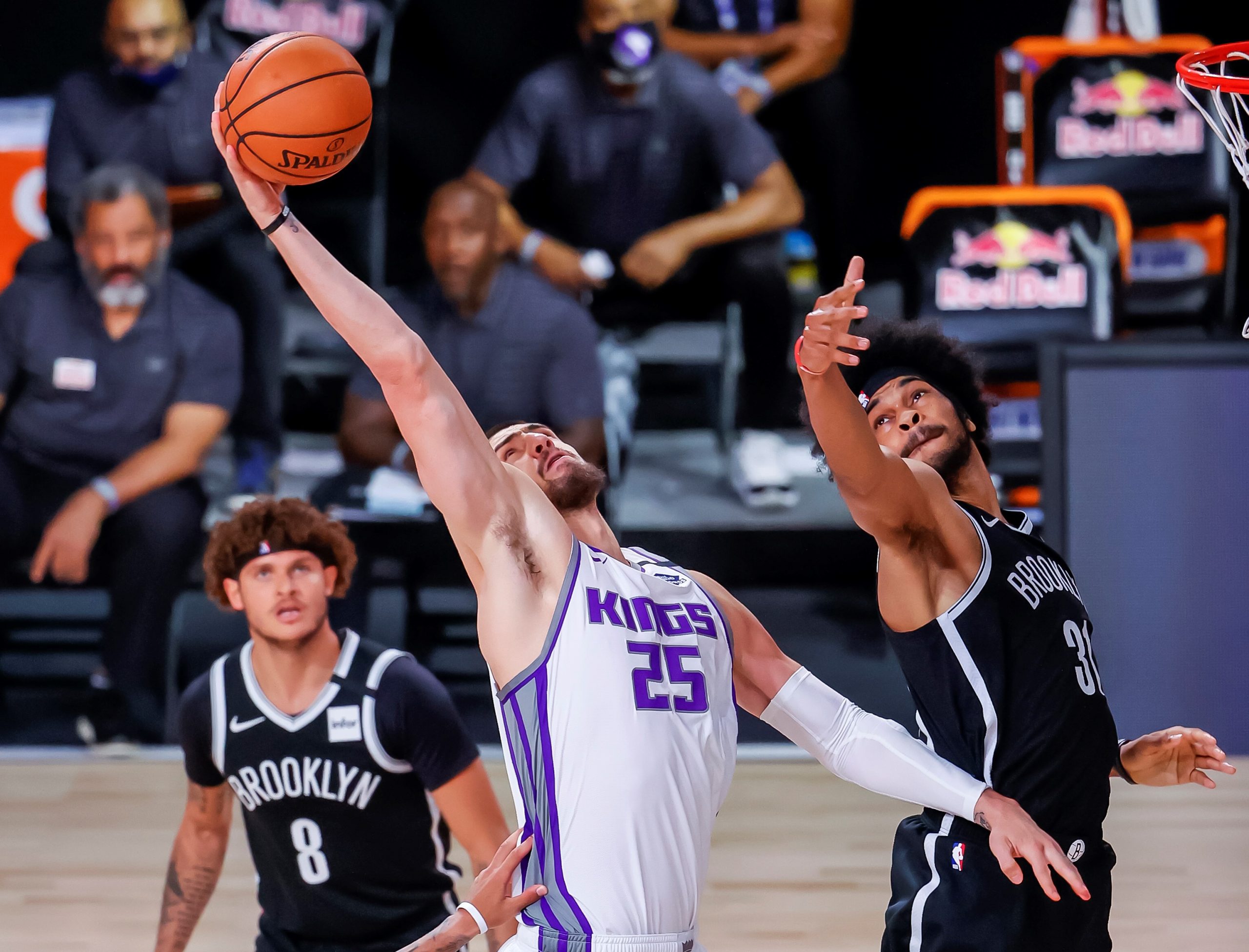epa08590757 Sacramento Kings center Alex Len (L) of Ukraine in action against Brooklyn Nets center Jarrett Allen (R) during the first quarter of the NBA basketball game between the Sacramento Kings and the Brooklyn Nets at the ESPN Wide World of Sports Complex in Kissimmee, Florida, USA, 07 August 2020. The NBA season has restarted at the Walt Disney World sports complex outside Orlando, Florida.  EPA/ERIK S. LESSER SHUTTERSTOCK OUT