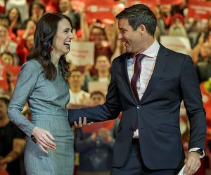epaselect epa08590946 New Zealand Prime Minister Jacinda Ardern (L) stands with her partner Clarke Gayford (R) during the Labour Party campaign launch in Auckland, New Zealand, 08 August 2020. New Zealand's parliament has adjourned ahead of the 19 September election.  EPA/DAVID ROWLAND AUSTRALIA AND NEW ZEALAND OUT