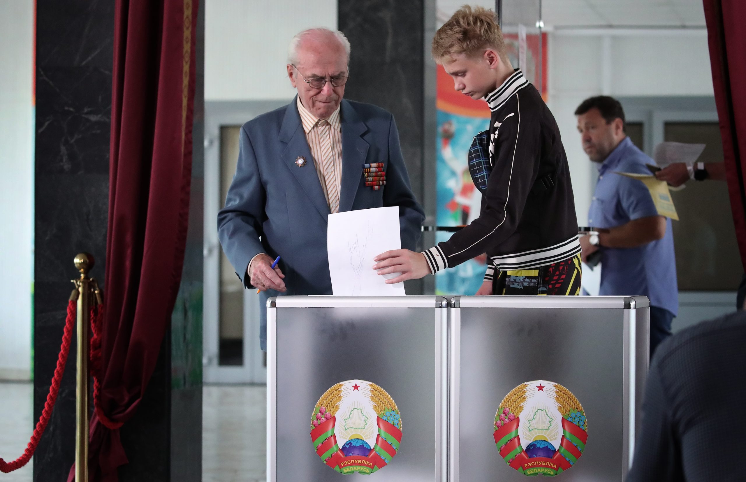 epa08593092 Belarusian people vote during the presidential elections at a polling station in Minsk, Belarus, 09 August 2020. Five candidates are contesting for the presidential seat, including the incumbent president Alexander Lukashenko.  EPA/TATYANA ZENKOVICH