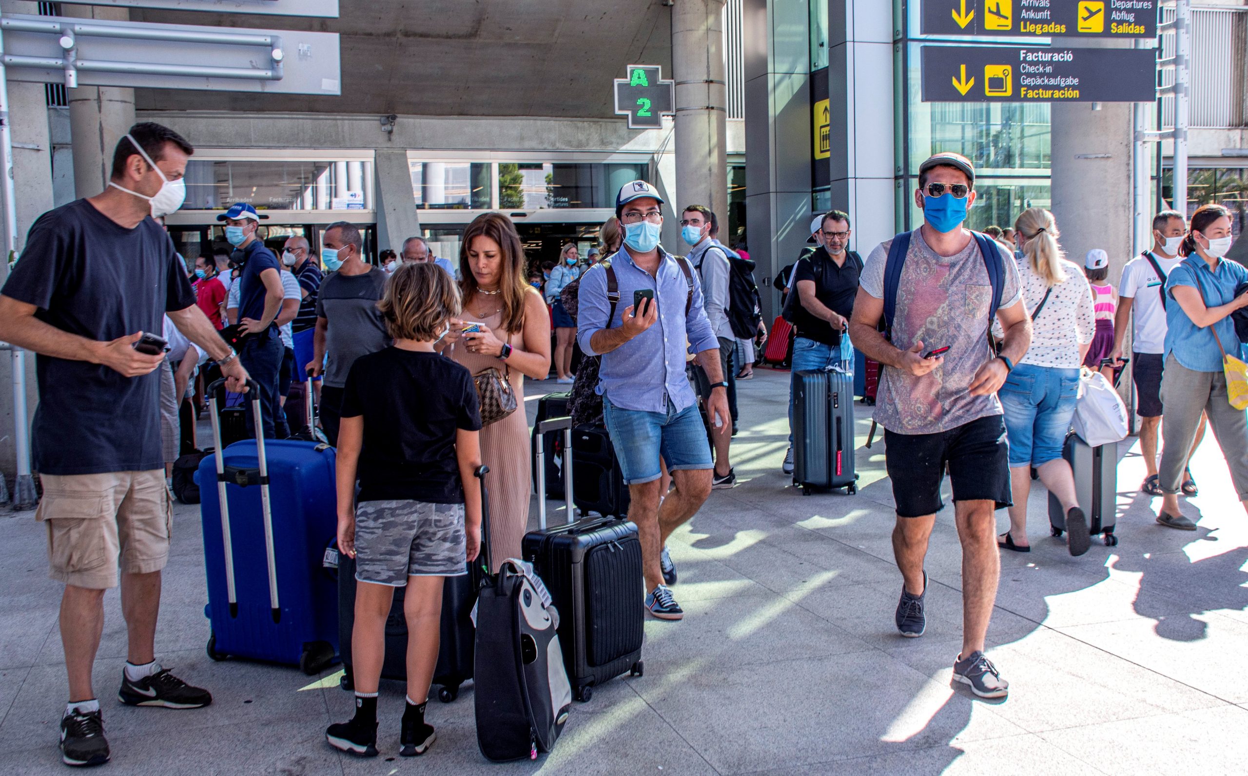 epa08593850 Tourists arrive at the Son Sant Joan airport in Palma de Mallorca, Balearic Islands, Spain, 09 August 2020. Over 270 flights are expected to land and other 270 expected to take off during the day.  EPA/CATI CLADERA