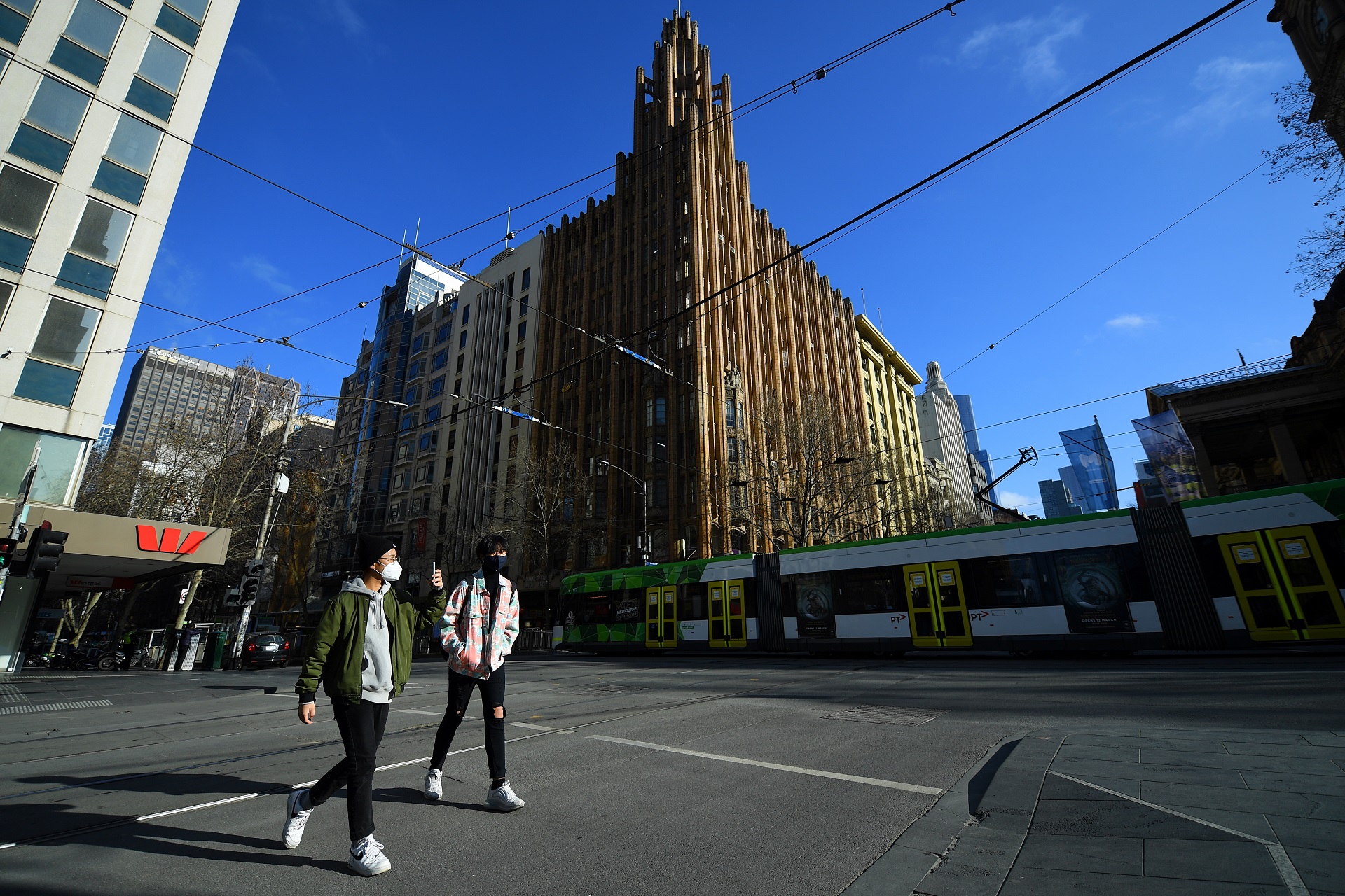 epa08594554 People walk in the central business district of Melbourne, Australia, 10 August 2020. An 8pm to 5am curfew was enforced in Melbourne with people being asked to remain within a five-kilometer radius of their homes.  EPA/JAMES ROSS AUSTRALIA AND NEW ZEALAND OUT