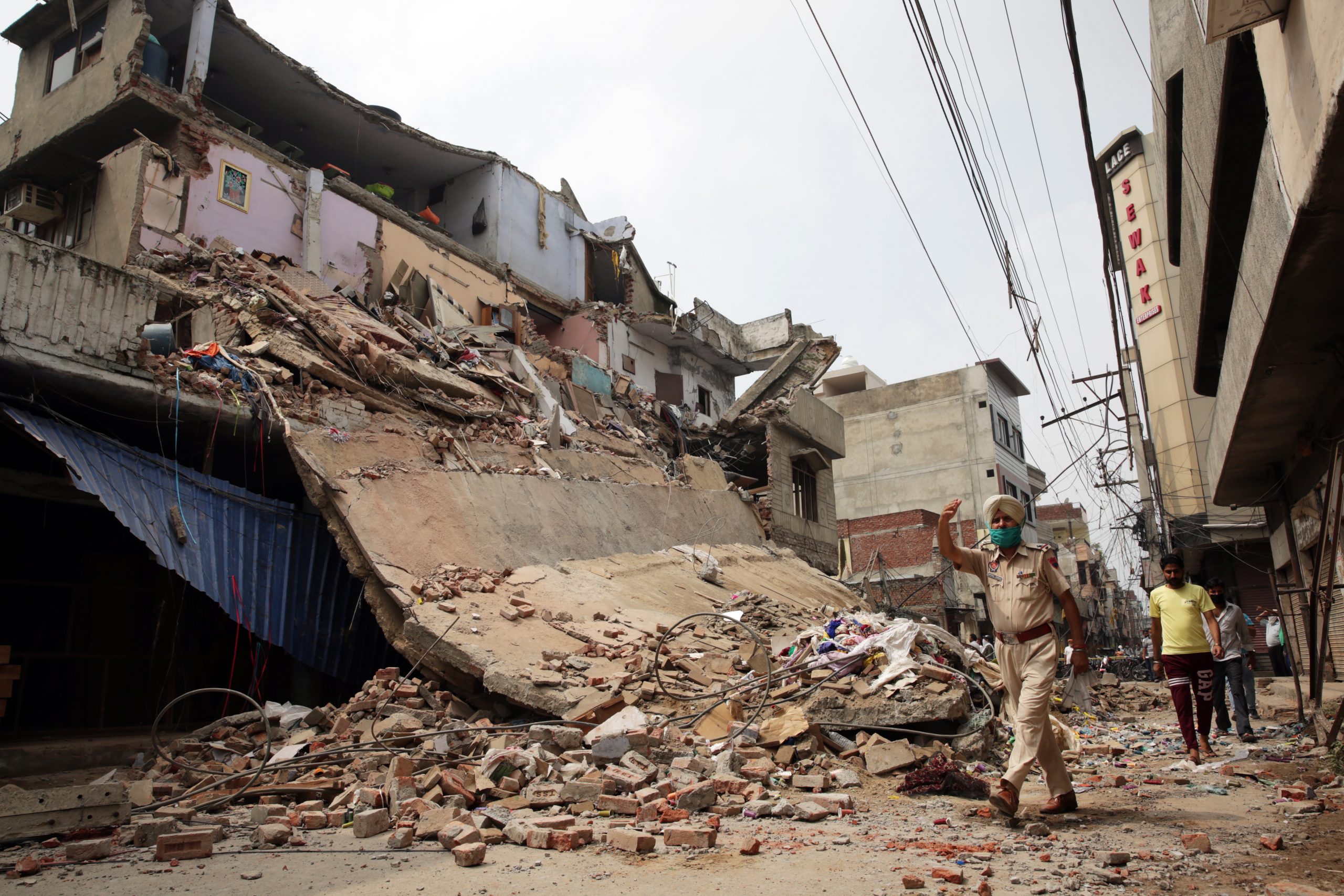 epa08596707 View of a collapsed building in Amritsar, India, 11 August 2020. No casualties were reported after the roof of a four-storey building of an embroidery factory collapsed on the night of 10 August.  EPA/RAMINDER PAL SINGH