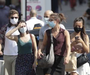 epa08599102 People are wearing mask in Brussels , Belgium, 12 August  2020. Brussels region authorities decided on 12 August to make face masks compulsory in all public spaces, in the 19 districts of Brussels as an average of 50 cases of Covid-19  per 100,000 inhabitants per day was recoded in the region over the last week.  EPA/OLIVIER HOSLET