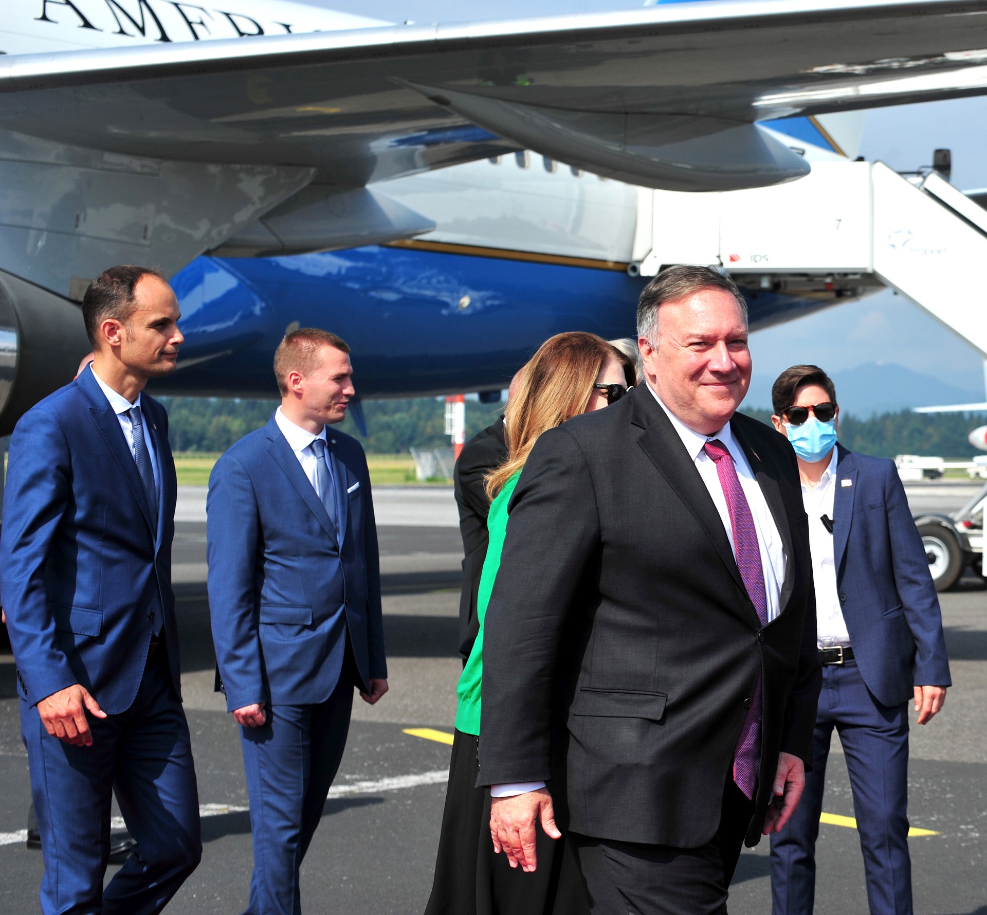 epa08600532 Slovenian Foreign Minister Anze Logar (L) welcomes US State Secretary Mike Pompeo (2-R), at the Joze Pucnik airport in Ljubljana, Slovenia, 13 August 2020. Pompeo is on an official one-day visit to Slovenia, second destination on his tour in four European countries.  EPA/IGOR KUPLJENIK
