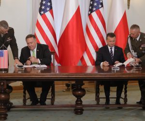epa08604821 Polish Defense Minister Mariusz Blaszczak (2-R) and US Secretary of State Mike Pompeo (2-L) sign the new US-Poland Enhanced Defense Cooperation Agreement (EDCA) during their meeting at the Presidential Palace in Warsaw, Poland, 15 August 2020.  EPA/PAWEL SUPERNAK POLAND OUT