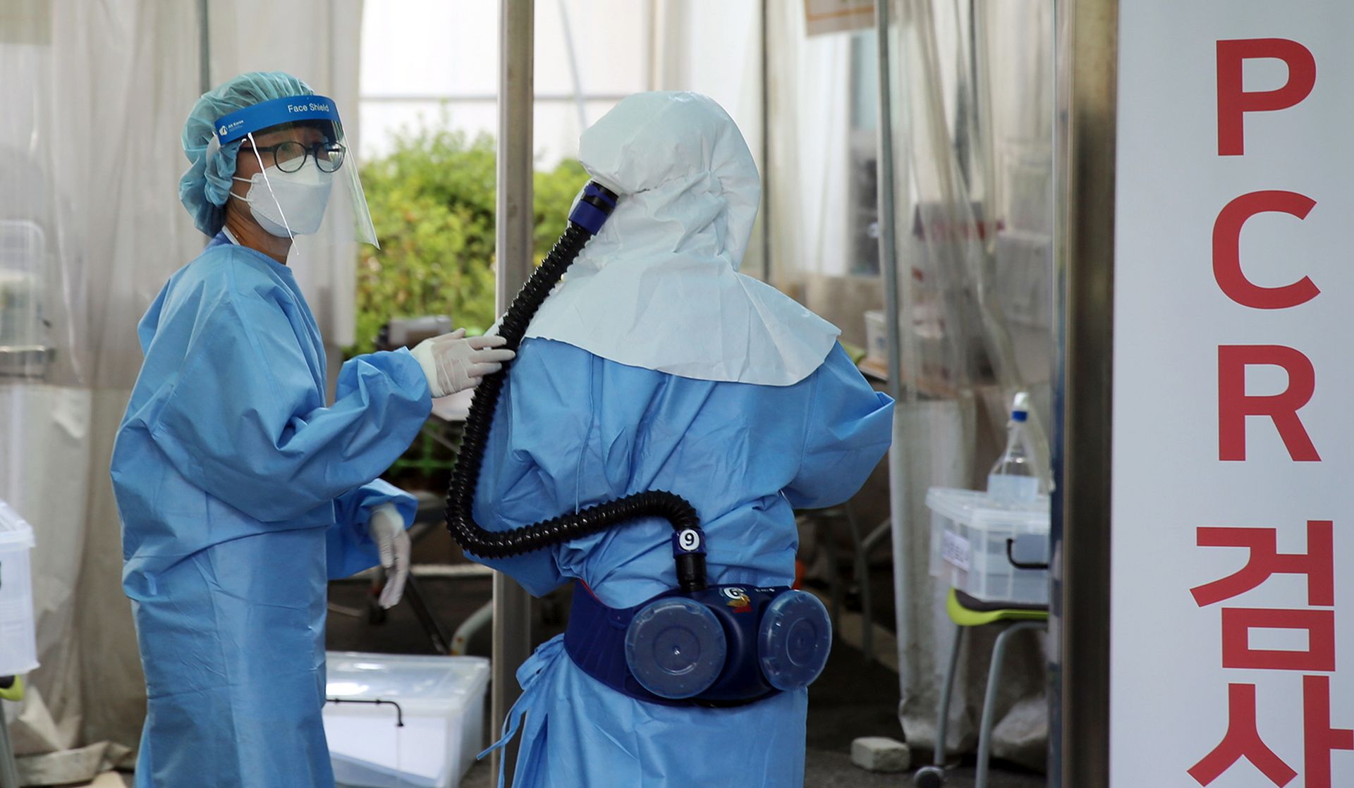 epa08613882 Medical workers wearing protective gear prepare to carry out COVID-19 tests at a makeshit clinic run by Konyang University Hospital in Daejeon, South Korea, 20 August 2020.  EPA/YONHAP SOUTH KOREA OUT