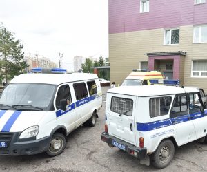 epa08614635 Police and ambulance vehicles stand in front of a hospital of emergency medical care-1, in Omsk, Russia, 20 August 2020. Russian opposition activist Alexei Navalny was placed in the hospital after he felt bad on board of a plane on his way from Tomsk to Moscow. The flight was interrupted and after landing in Omsk, Navalny was admitted to the hospital with the suspicion of a toxic poisoning.  EPA/MAXIM KARLAYEV