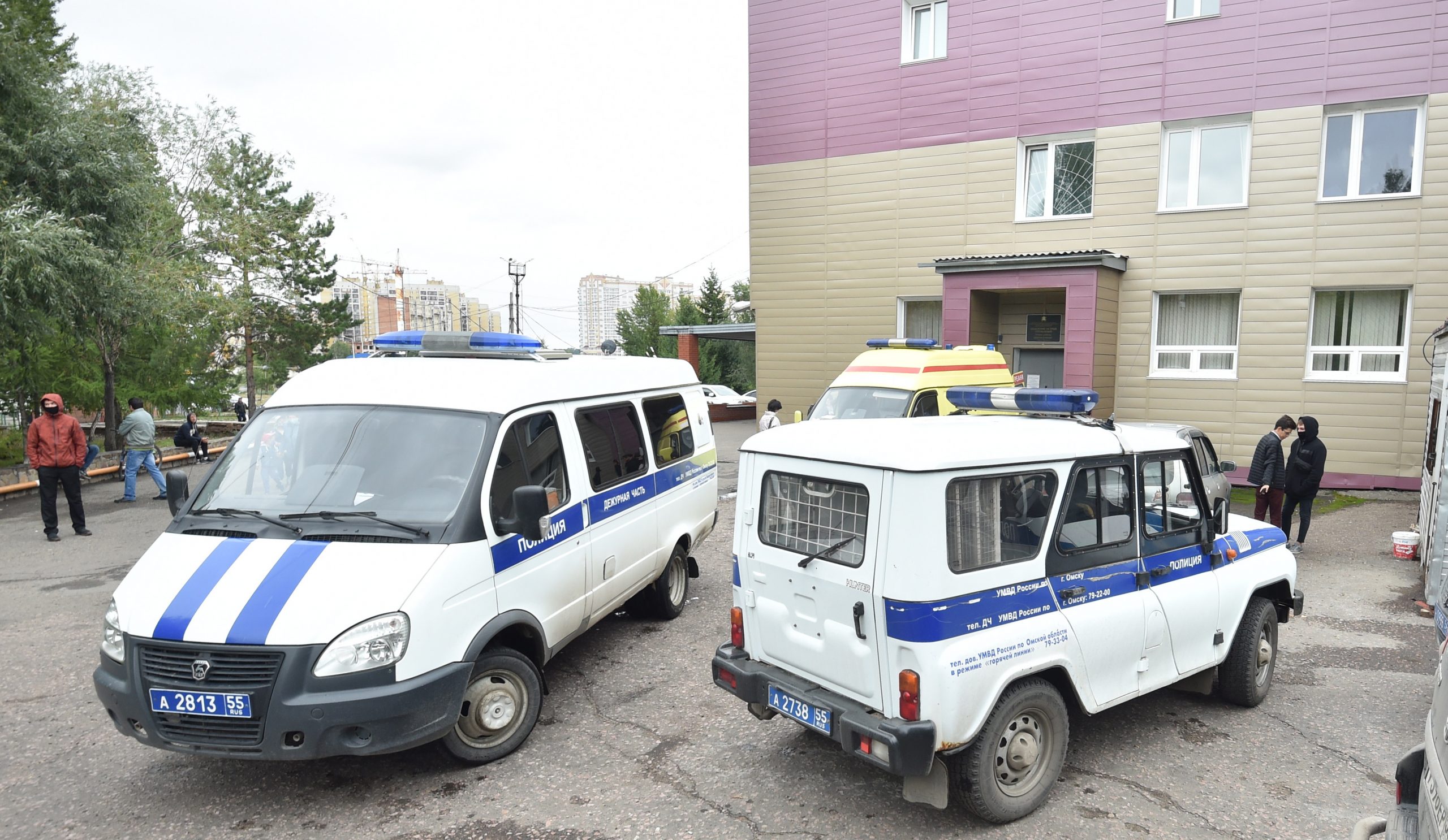 epa08614635 Police and ambulance vehicles stand in front of a hospital of emergency medical care-1, in Omsk, Russia, 20 August 2020. Russian opposition activist Alexei Navalny was placed in the hospital after he felt bad on board of a plane on his way from Tomsk to Moscow. The flight was interrupted and after landing in Omsk, Navalny was admitted to the hospital with the suspicion of a toxic poisoning.  EPA/MAXIM KARLAYEV