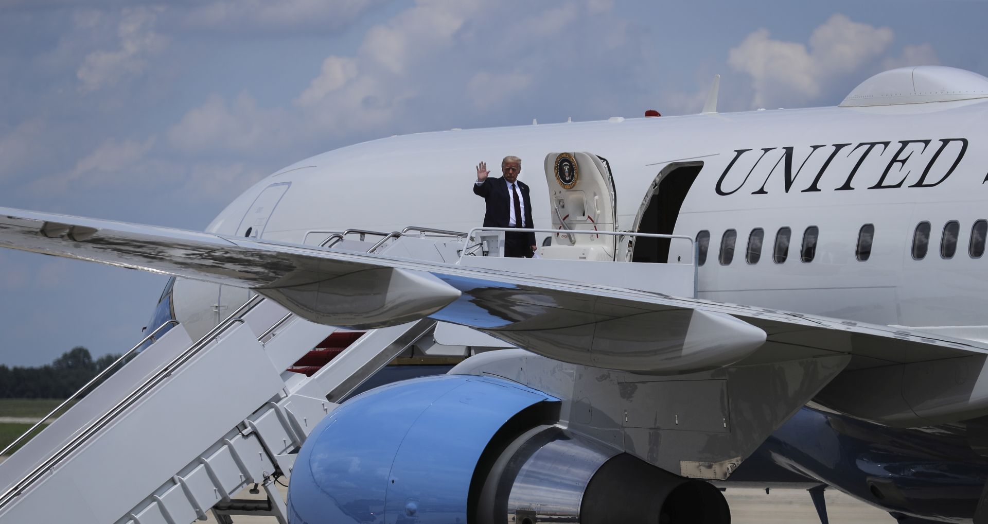 epa08615123 US President Donald J. Trump waves as he boards Air Force One at Andrews Air Force Base, Maryland, USA, on 20 August 2020. Trump travels to Old Forge, PA, to deliver remarks at Mariotti Building Products.  EPA/Oliver Contreras / POOL