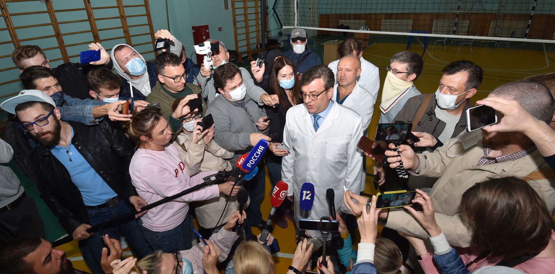 epa08615845 A chief doctor of  the Emergency medical care hospital -1 of Omsk Alexander Murakhovsky (C)  talks to the media after council with Moscow specialists on Navalny case in Omsk , Russia, 21 August 2020. Alexei Navalny was placed in the hospital after he felt bad on board of a plane on his way from Tomsk to Moscow. The flight was interrupted and after landing in Omsk the opposition activist Alexei Navalny was delivered to the hospital with a suspicion on a toxic poisoning.The hospital management denies possibility of transportation Navalny to German hospital due to his unstable condition.  EPA/MAXIM KARMAYEV
