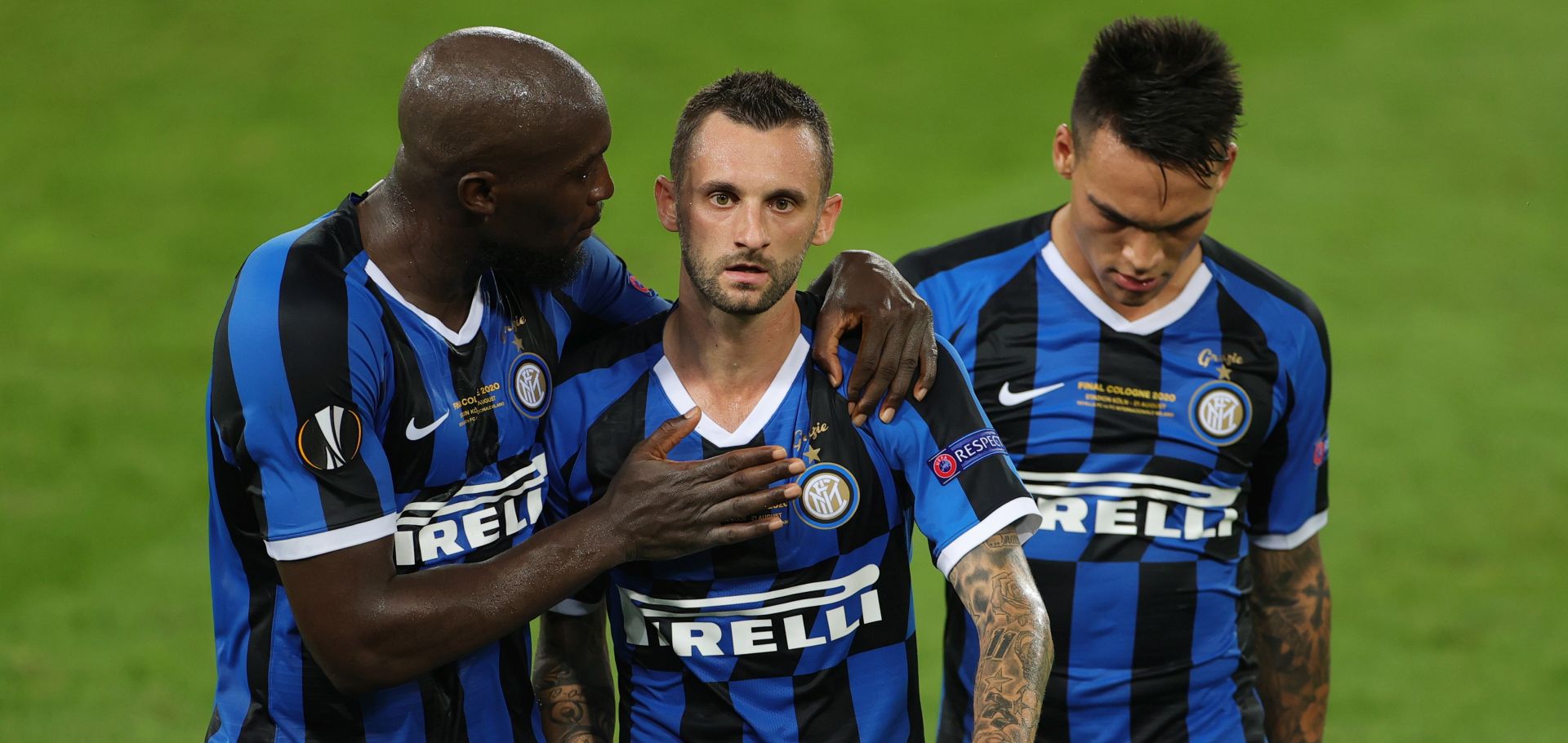 epa08617132 (from left) Romelu Lukaku, Marcelo Brozovic and Lautaro Martinez of Inter leave the pitch at half time during the UEFA Europa League final match between Sevilla FC and Inter Milan in Cologne, Germany 21 August 2020.  EPA/Friedemann Vogel / POOL
