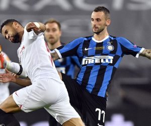 epa08617255 Marcelo Brozovic of Inter in action against Youssef En-Nesyri of Sevilla (L) during the UEFA Europa League final match between Sevilla FC and Inter Milan in Cologne, Germany 21 August 2020.  EPA/Martin Meissner / POOL