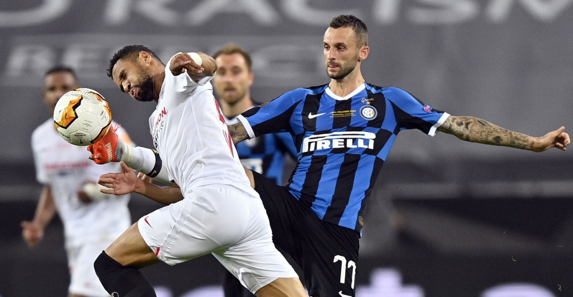 epa08617255 Marcelo Brozovic of Inter in action against Youssef En-Nesyri of Sevilla (L) during the UEFA Europa League final match between Sevilla FC and Inter Milan in Cologne, Germany 21 August 2020.  EPA/Martin Meissner / POOL