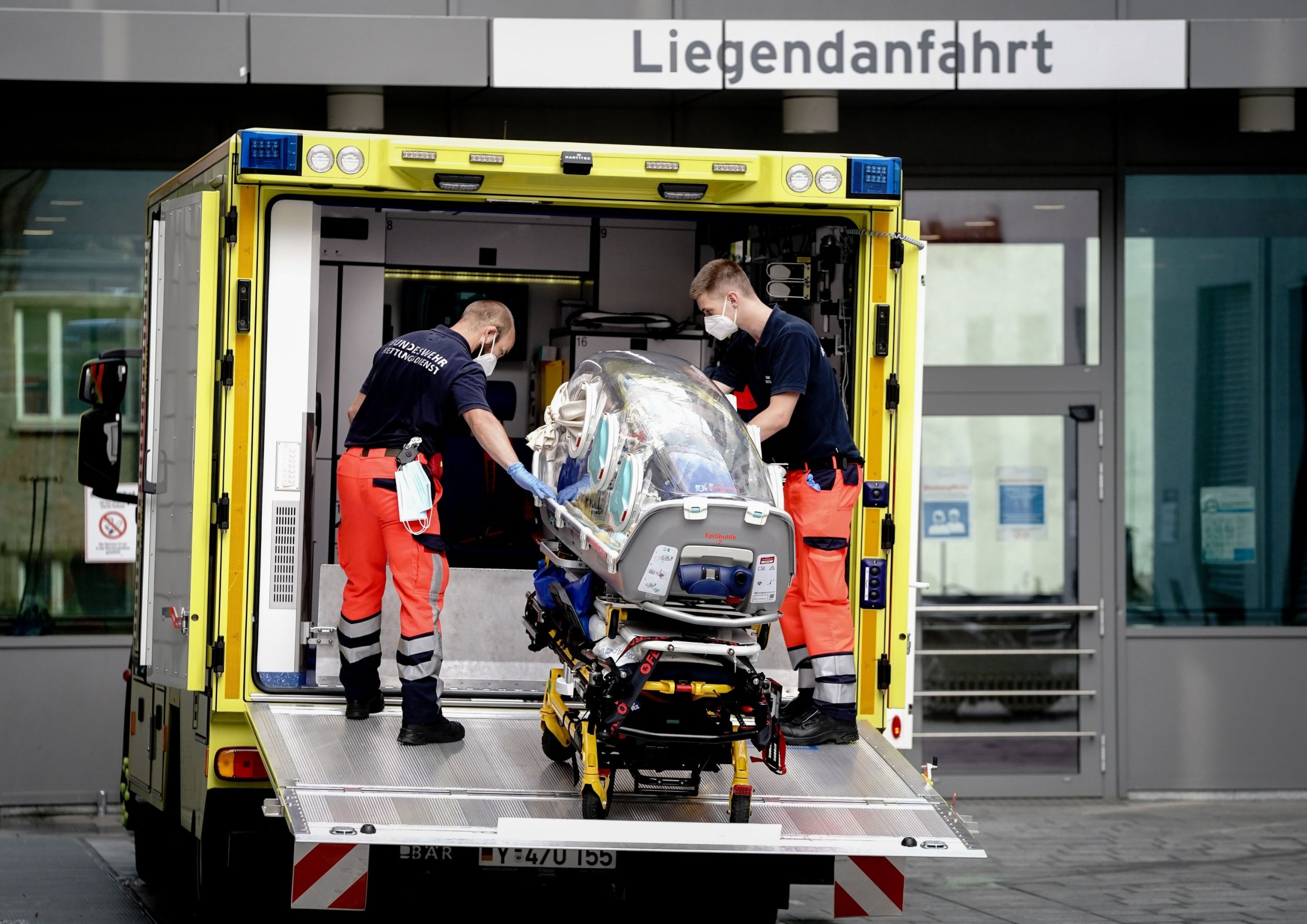 22 August 2020, Berlin: Paramedics from the Bundeswehr rescue service bring back the special stretcher, with which the Russian opposition activist Alexei Navalny was transferred to the Charite hospital, into the Bundeswehr intensive care transporter. Navalny arrived in Berlin for treatment, after spending two days in a Siberian hospital in a comatose condition following a possible poisoning on Thursday. Photo: Kay Nietfeld/dpa