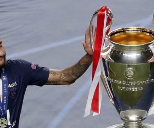 epa08620908 Neymar of PSG touches the trophy after receiving his runner-up medal after the UEFA Champions League final between Paris Saint-Germain and Bayern Munich in Lisbon, Portugal, 23 August 2020. PSG lost 0-1.  EPA/Manu Fernandez / POOL