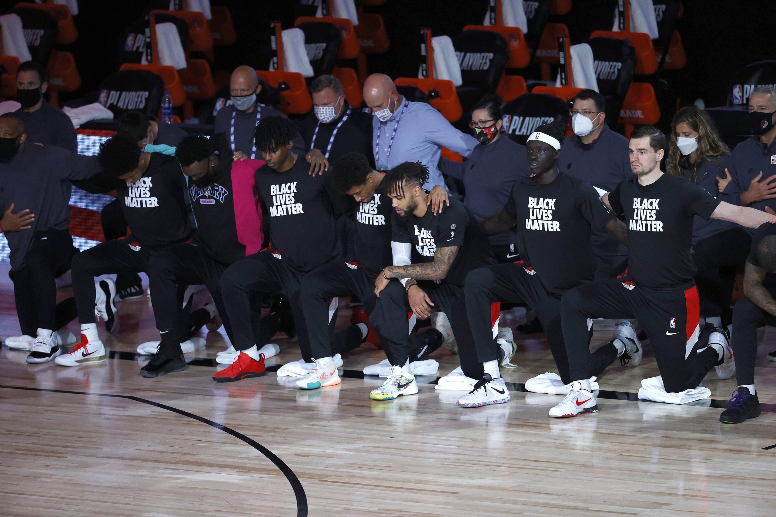 epa08623570 The Portland Trail Blazers take a knee during the national anthem before their NBA basketball first-round playoff game four against the Los Angeles Lakers at the ESPN Wide World of Sports Complex in Kissimmee, Florida, USA, 24 August 2020.  EPA/JOHN G. MABANGLO  SHUTTERSTOCK OUT