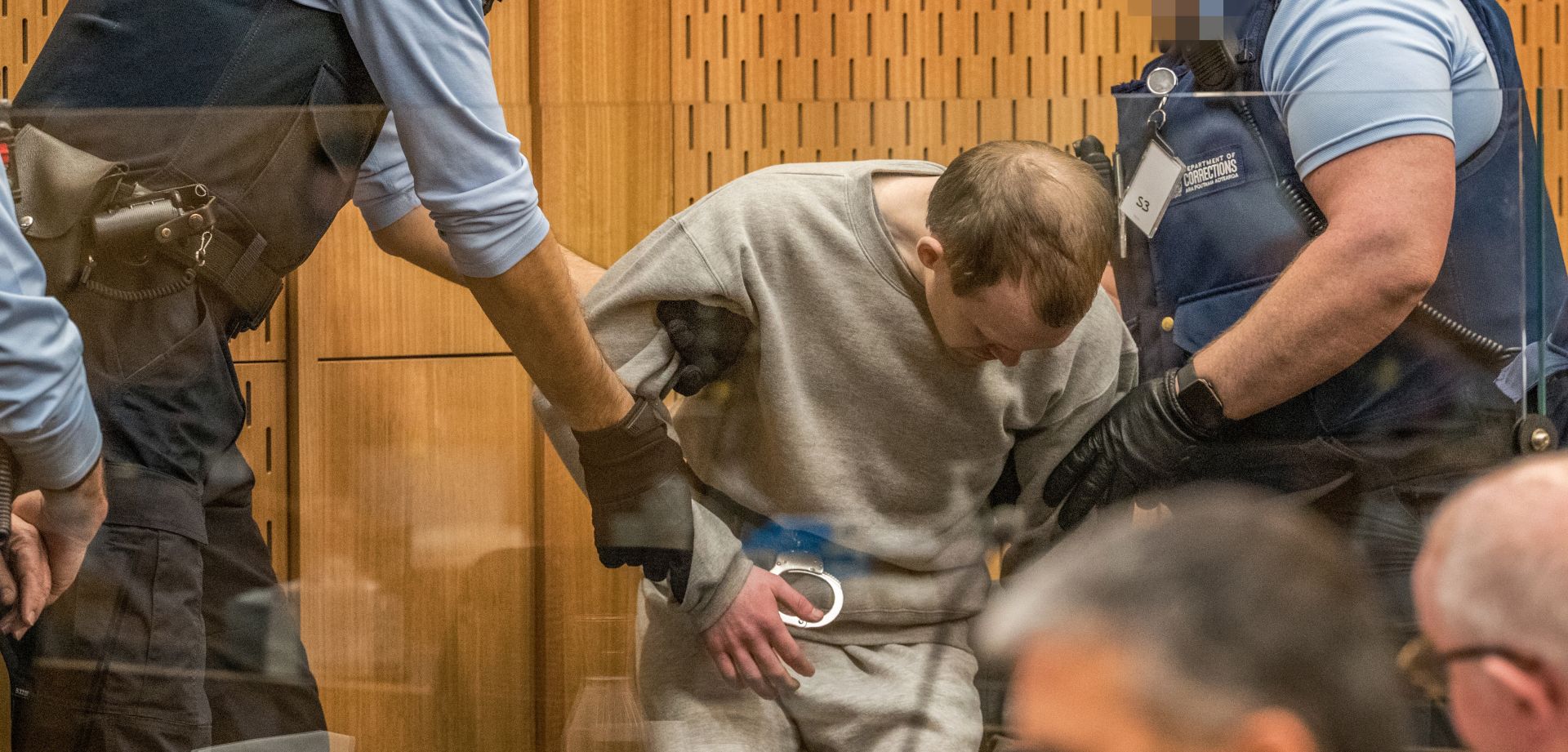 epa08626151 Guards handle Brenton Tarrant (C) during day three sentencing at the High Court in Christchurch, New Zealand, 26 August 2020. Australian white supremacist Brenton Tarrant will be sentenced for terrorism, 51 murders and 40 attempted murders, for his attack on two mosques in Christchurch in 2019.  EPA/JOHN KIRK-ANDERSON / POOL AUSTRALIA AND NEW ZEALAND OUT  
IMAGE PIXELATED AT SOURCE