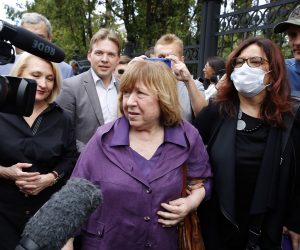 epa08626733 Belarussian writer, journalist and Nobel Prize in Literature laureate Svetlana Alexievich (C) arrives to the Belarusian Investigative Committee for questioning over the  opposition protests after presidential elections in Minsk, Belarus, 26 August 2020. Opposition in Belarus alleges poll-rigging and police violence at protests following election results claiming that president Lukashenko had won a landslide victory in the 09 August elections.  EPA/TATYANA ZENKOVICH