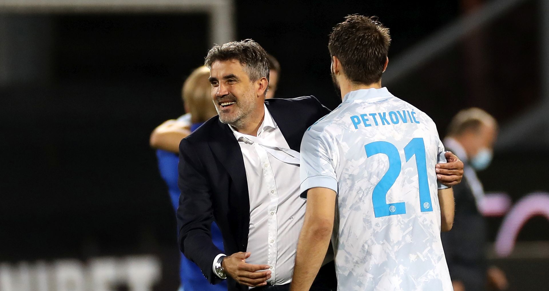 epa08627736 Dinamo Zagreb's head coach Zoran Mamic (L) reacts with his player Bruno Petkovic (R) after winning UEFA Champions League 2nd qualifying round soccer match between CFR Cluj and Dinamo Zagreb, in Cluj Napoca, Romania, 26 August 2020. Dinamo Zagreb won the penalty shoot out 6-5.  EPA/SEBASTIAN TATARU