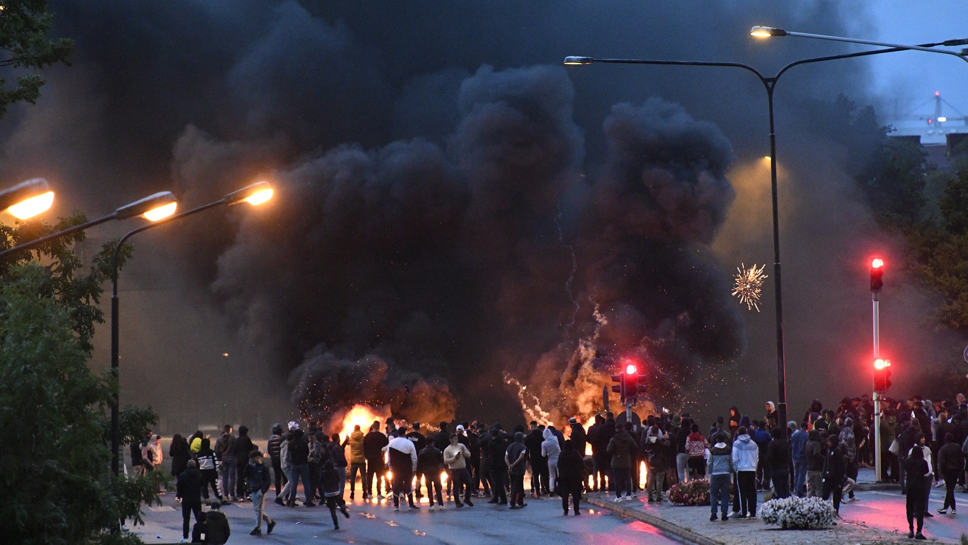 epaselect epa08632690 Smoke billows from burning tires, pallets and fireworks during riots of Police with few hundred protesters in the Rosengard neighbourhood of Malmo, Sweden, 28 August 2020. The protest was sparked by the burning of a coran by members of Danish far-right party Stram Kurs earlier in the day. The party's leader Rasmus Paludan was denied entry to Sweden to attand a protest on 28 August.  EPA/TT NEWS AGENCY SWEDEN OUT