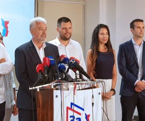 Podgorica, 30.8.2020.- Crnogorska oporba proglasila je pobjedu na parlamentarnim izborima na kojima su, prema preliminarnim podacima Centra za monitoring/CEMI/, tri koalicije koju èine  "Za buduænost Crne Gore" koja je okupljena oko prosrpskog Demokratskog fronta, te "Mir je naa nacija" i  "Crno na bijelo", okupljene oko graðanskih partija Demokrate i URA, osvojila 42 mandata u crnogorskom parlamentu od ukupno njih 81. Na slici èelnik koalicije "Za buduænost Crne Gore" Zdravko Krivokapiæ (4D). 
foto HINA/ TANJUG/ ZORAN MIRKOVIC/ ua