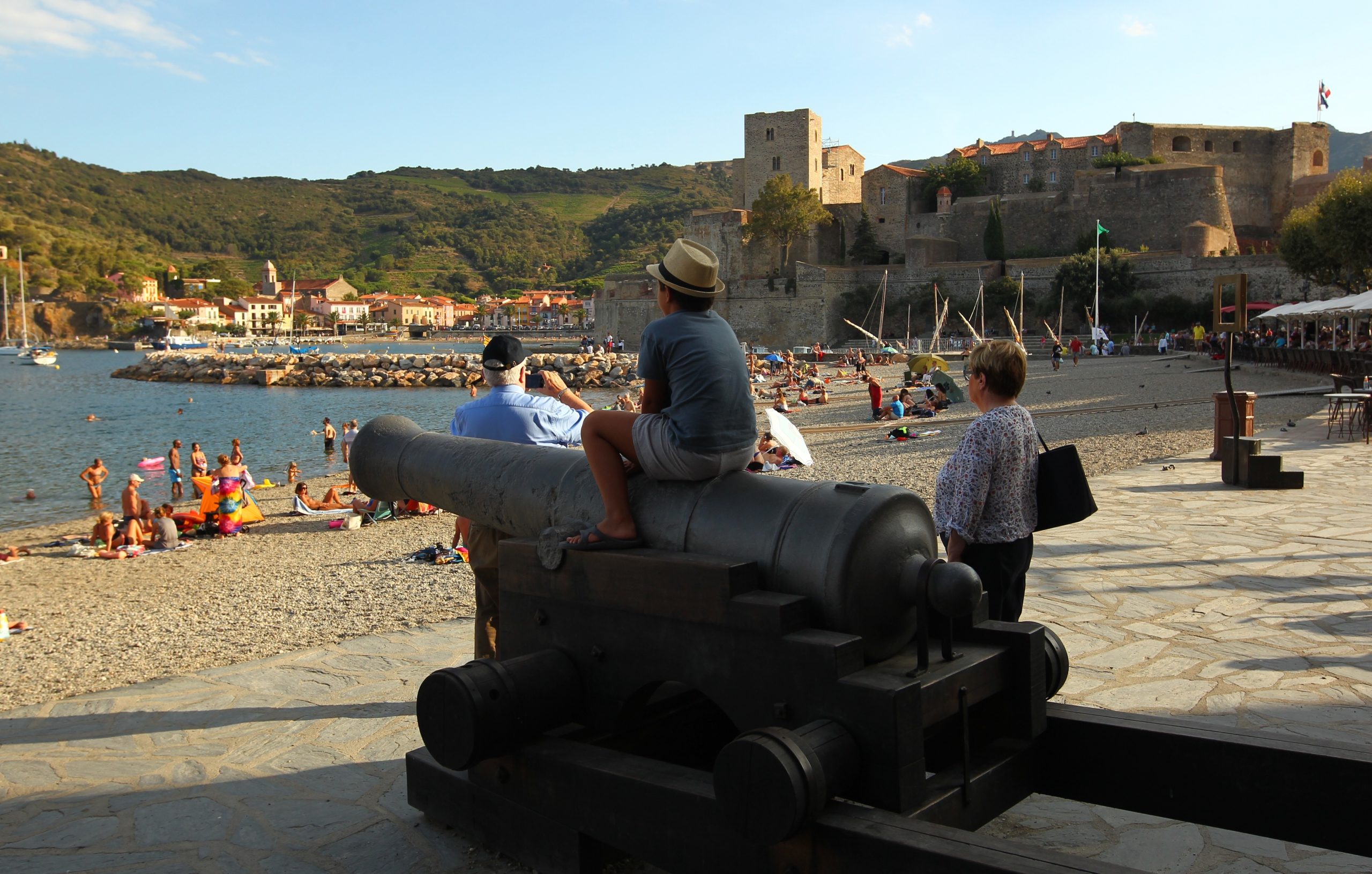 02.09.2016., Collioure - Na jugu Francuske u blizini same granice sa Spanjolskom, smjestio se Collioure, gradic poznat kao mjesto podrijetla umjetnickog smjera fovizma. Pocetkom 20. stoljeca postao je srediste umjetnicke aktivnosti, a njegove srednjovjekovne ulice, dvorac, svjetionik pretvoren u crkvu te tipicni mediteranski duh nadahnuli su i neka od velikih imena svijeta umjetnosti, kao sto su Henri Matisse, Andre Derain, Pablo Picasso, Georges Braque i Charles Rennie Mackintosh. 
Grad je poznat po izvrsnom vinu i lijepim plazama. 
Photo: Zeljko Lukunic/PIXSELL