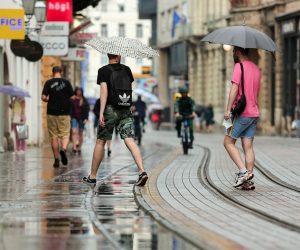 04.08.2020., Zagreb - U popodnevnim satima kratki ljetni pljusak ponovo je osvjezio gradjane.
Photo: Emica Elvedji/PIXSELL