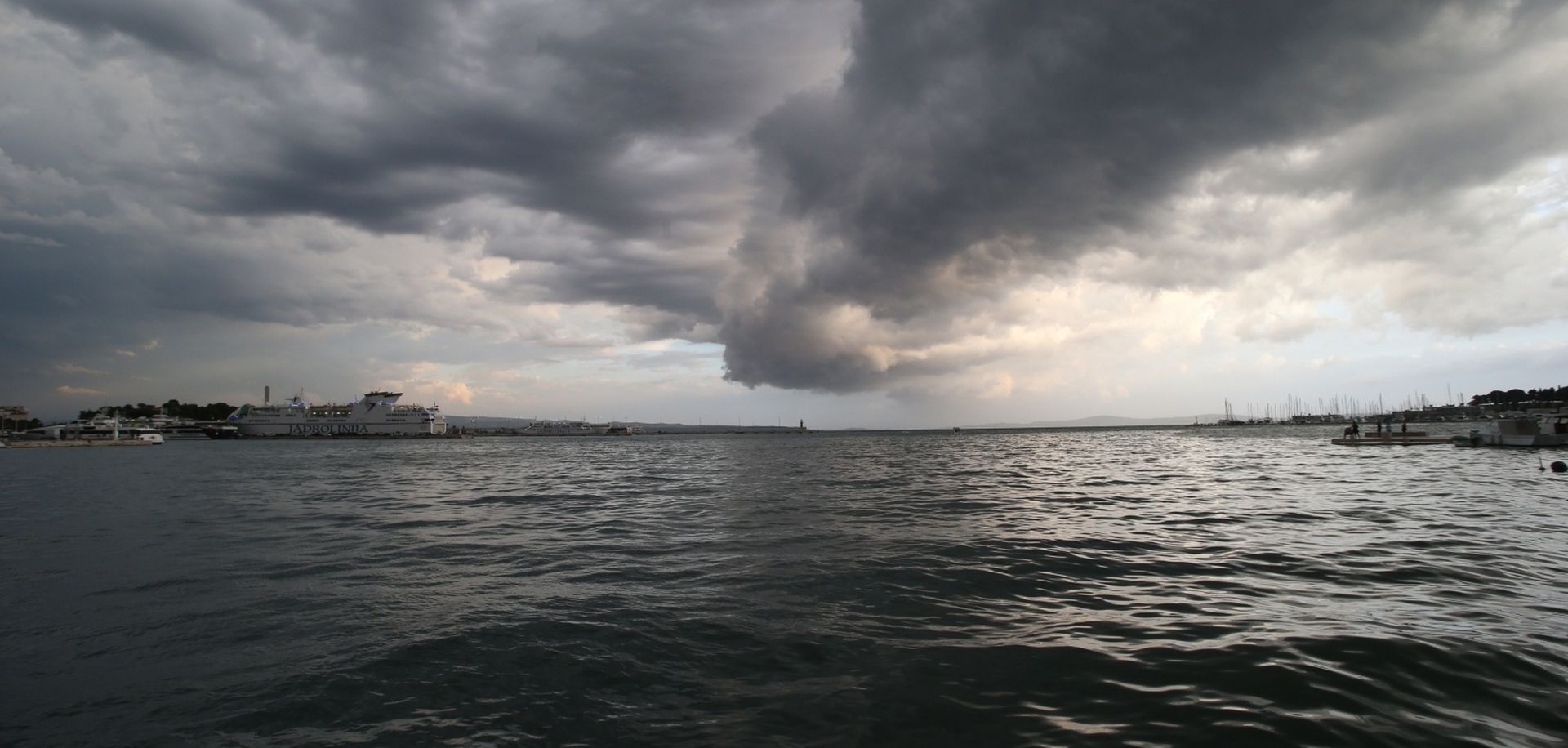 04.08.2020., Split - Tmurni oblaci nad Splitom.
Photo: Ivo Cagalj/PIXSELL