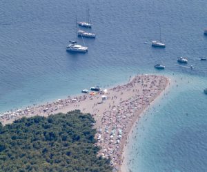 05.09.2019., Vidova Gora - Pogled s najvise tocke otoka Braca na plazu Zlatni rat. Photo: Ivo Cagalj/PIXSELL