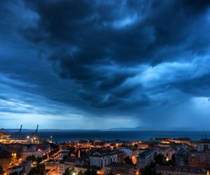 11.07.2020., Rijeka - Stigla najavljena promjena vremena pracena kisom vjetrom i grmljavinom. Photo: Nel Pavletic/PIXSELL