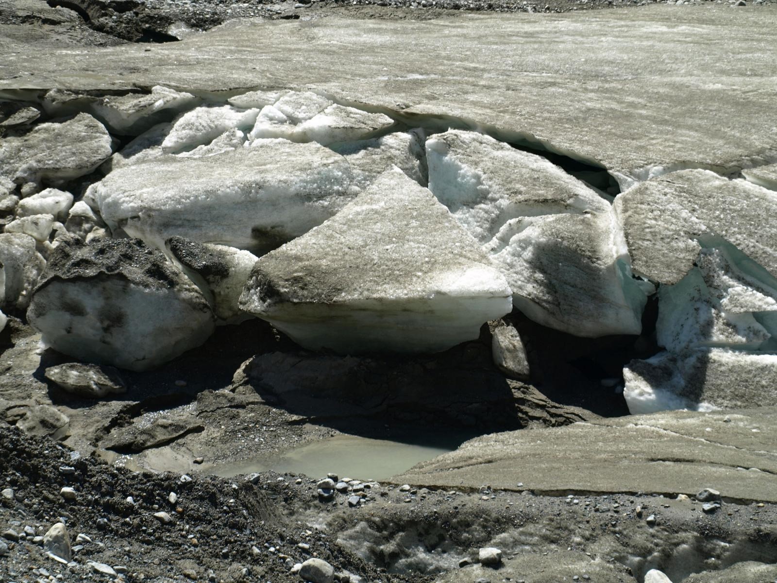 18.07.2012., Nacionalni park Hohe Tauern, Austrija - Ledenjak Pasterze je najduzi ledenjak u Austriji, a ujedno i povrsinom najveci u Istocnim Alpama. Dugacak je oko 9 kilometara, a proteze se od 2100 metara do 3453 metra nadmorske visine. Ledenjak je zbog globalnog zatopljenja svake godine za 10-tak metara kraci. 
Photo: Matija Topolovec/PIXSELL