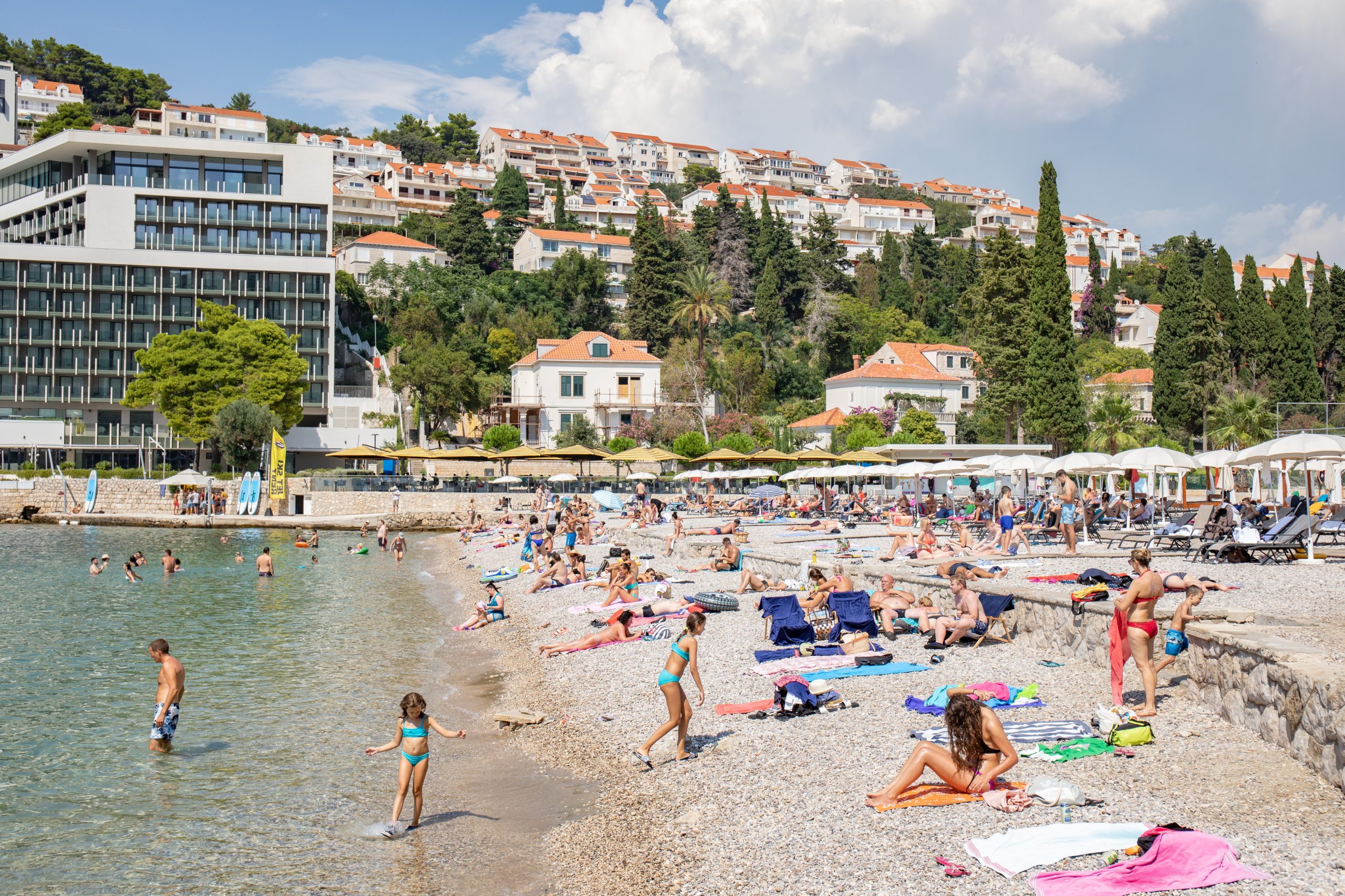 12.08.2020., Dubrovnik - Sunset beach u uvali Lapad prepuna turista. Photo: Grgo Jelavic/PIXSELL