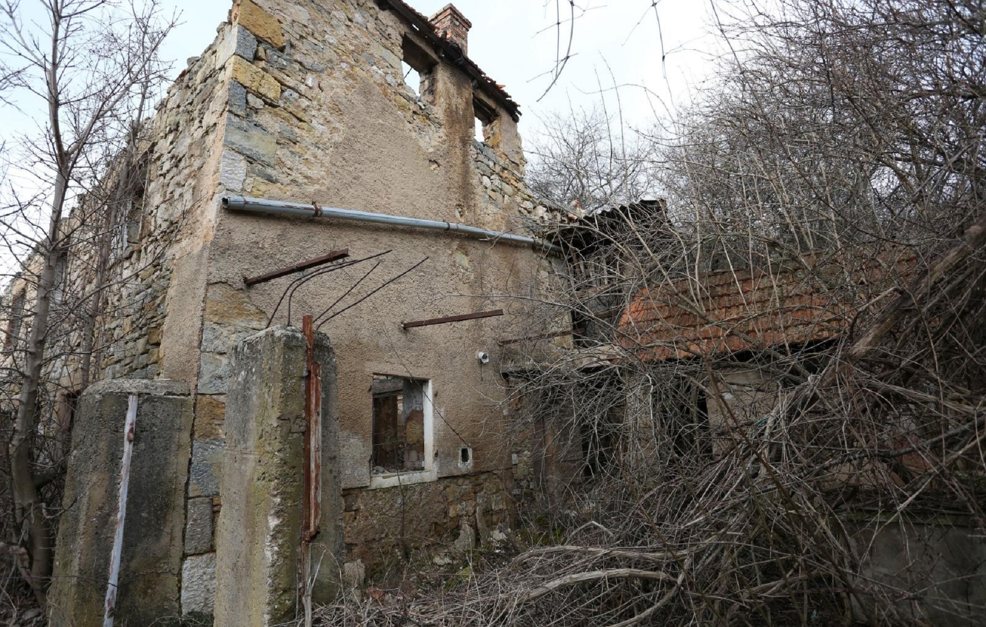 16.02.2015., Grubori - Napusteno selo Grubori, u okolici Knina, cesto se spominje u kontekstu ratnoga zlocina u RH. 
Photo: Dusko Jaramaz/PIXSELL