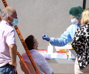 21.08.2020., Sibenik - Ne smanjuje se broj turista koji se testiraju ispred odjela Centra Objedinjenog bolnickog prijema - OHBP u Sibeniku na COVID-19.
Photo: Dusko Jaramaz/PIXSELL