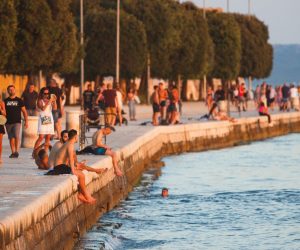 22.08.2020., Zadar - Usprkos pandemiji zivot u Zadru ide svojim tokom, gosti i dalje dolaze i uzivaju na rivi i u gradu. 
Photo: Marko Dimic/PIXSELL