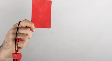 U Engleskoj crveni karton za kašljanje u smjeru suparnika ili suca