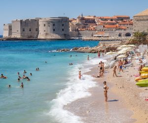 29.08.2020., Plaza Banje, Dubrovnik  - Turisti iskoristili suncan i vjetrovit dan za kupanje na plazi Banje
Photo: Grgo Jelavic/PIXSELL