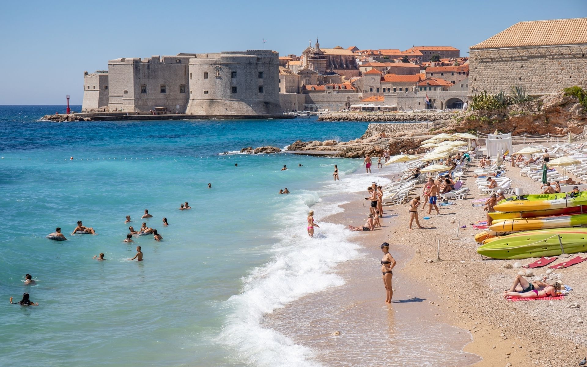 29.08.2020., Plaza Banje, Dubrovnik  - Turisti iskoristili suncan i vjetrovit dan za kupanje na plazi Banje
Photo: Grgo Jelavic/PIXSELL