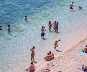 30.07.2020., Stara gradska jezgra, Dubrovnik - Izrazito vruce vrijeme u Dubrovniku idealno je za bijeg na plazu.
Photo: Grgo Jelavic/PIXSELL
