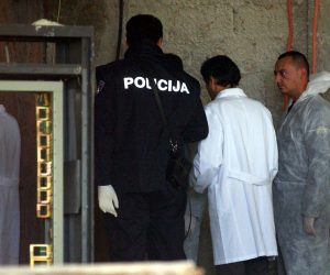 Pula, 31. 05. 2006 - Policija i forenzièari na mjestu ubojstva u novogradnji na pulskoj obali.
foto FaH