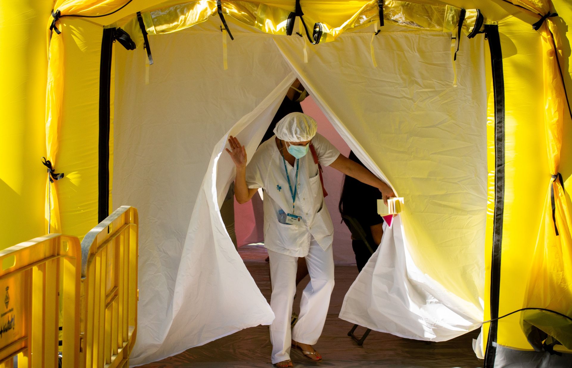 epa08586977 Health workers at a field hospital installed to run coronavirus tests in Ripollet, Barcelona, Spain, 06 August 2020. Some 9,000 people will be tested for coronavirus disease (COVID-19) to detect new positives and to avoid an increase of outbreaks in the area.  EPA/ENRIC FONTCUBERTA