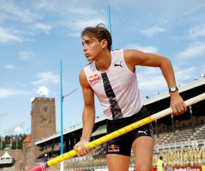 epa08619933 Armand Duplantis, Sweden, during the men's pole vault during the Stockholm Diamond League competition at the Stockholm Stadium, Sweden, 23 August 2020.  EPA/Christine Olsson  SWEDEN OUT