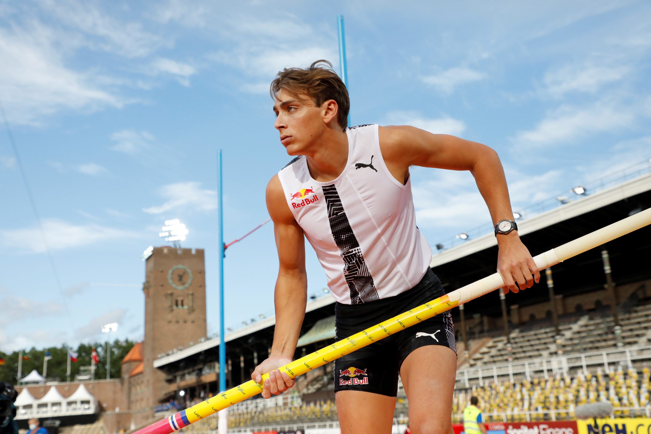 epa08619933 Armand Duplantis, Sweden, during the men's pole vault during the Stockholm Diamond League competition at the Stockholm Stadium, Sweden, 23 August 2020.  EPA/Christine Olsson  SWEDEN OUT