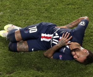 epa08620825 Neymar of PSG holds his back following a tackle during the UEFA Champions League final between Paris Saint-Germain and Bayern Munich in Lisbon, Portugal, 23 August 2020.  EPA/Manu Fernandez / POOL