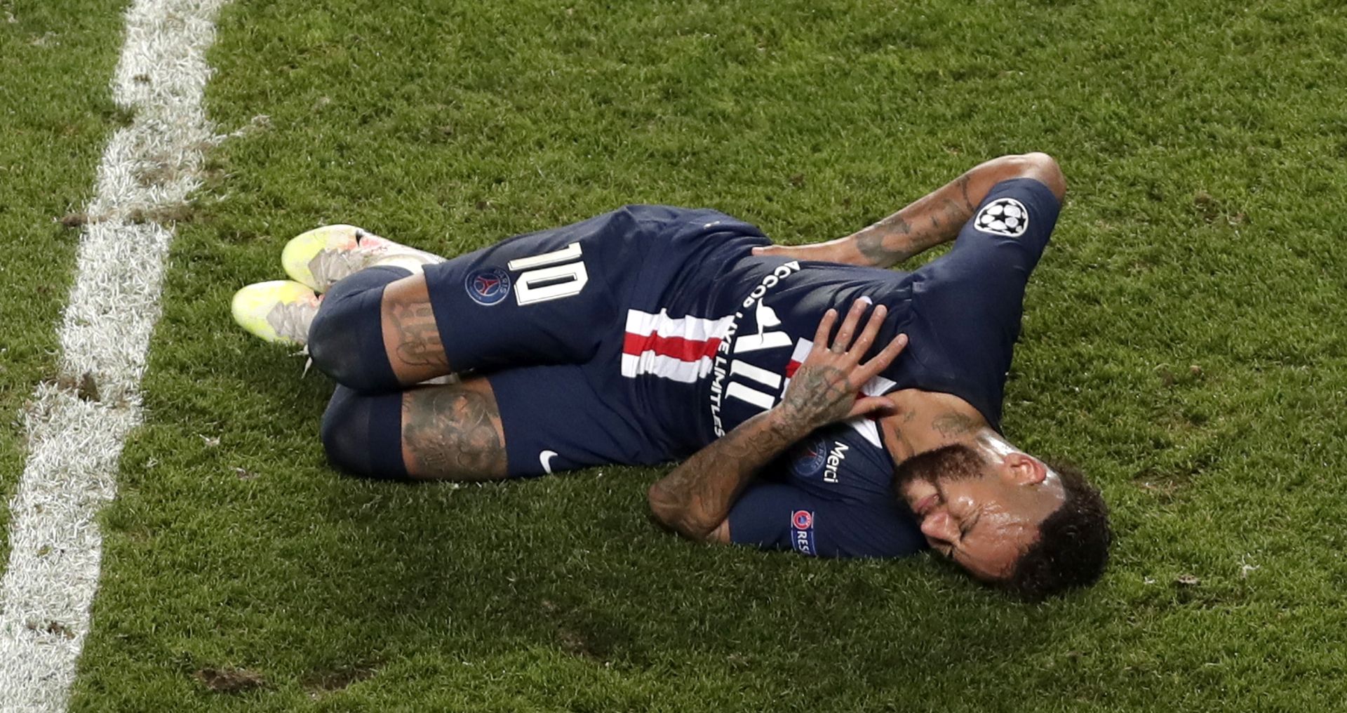 epa08620825 Neymar of PSG holds his back following a tackle during the UEFA Champions League final between Paris Saint-Germain and Bayern Munich in Lisbon, Portugal, 23 August 2020.  EPA/Manu Fernandez / POOL