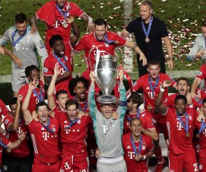 epa08620916 Bayern goalkeeper Manuel Neuer lifts the trophy as the team celebrate winning the UEFA Champions League final between Paris Saint-Germain and Bayern Munich in Lisbon, Portugal, 23 August 2020.  EPA/Manu Fernandez / POOL