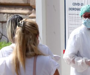 epa08637374 A medical staff attends to a woman as she arrives to test for coronavirus, at a hospital in Sarajevo, Bosnia and Herzegovina, 31 August 2020. Countries around the world are taking increased measures to stem the widespread of the SARS-CoV-2 coronavirus which causes the Covid-19 disease.  EPA/FEHIM DEMIR